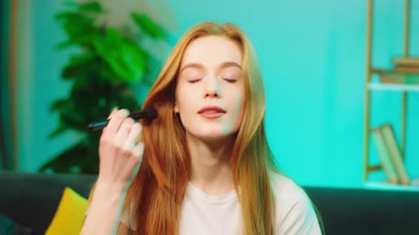 Voor de camera maakt een beauty blogger een video hoe je je make-up moet doen ze kijkt recht naar de camera en laat zien hoe je stap voor stap de make-up moet doen — Stockvideo