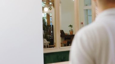 Kahve dükkanından siparişi alan ve kahvesini içtikten sonra baristayla kibarca konuşan mutlu, yakışıklı müşteri kadın.