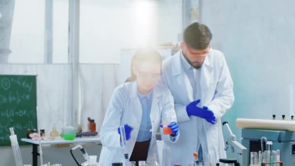 Científico carismático del laboratorio de química retro hace un experimento usando líquido químico y tubo de vidrio concentrados y excitados trabajando juntos. 4k — Vídeos de Stock