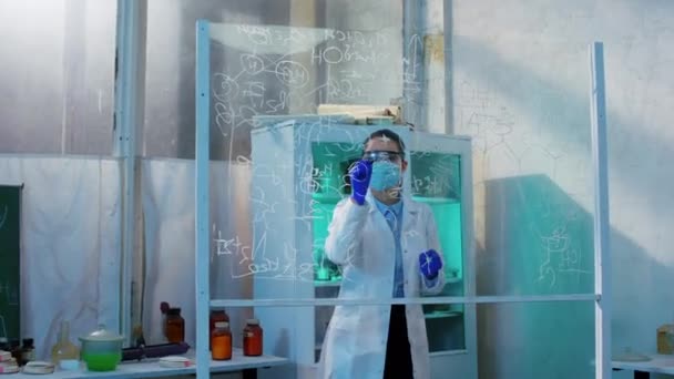 Женщина-ученый упорно работает над своим проектом. Она пишет формулу на прозрачной доске, затем смешивает химический порошок в стеклянную трубку посреди химии. — стоковое видео