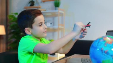 Kameranın önünde, okul projesini yaparken, oturma odasında bir uçakla oynarken, harika bir çocuğu yakın plan çekiyoruz. ARRI Alexa 'da çekim