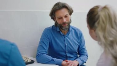 Klinikteki hastanın muayeneye başlamadan önce doktora gitmesi gerekiyor. Klinik asistanıyla görüşüyor.