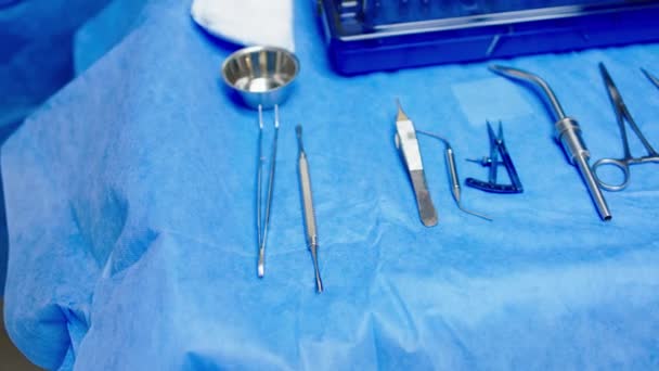 Cerrahi operasyona başlamadan önce tıbbi aletlerin ayrıntıları. 4k — Stok video