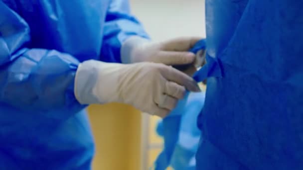 Detailní informace klinika asistent připravuje lékaře k zahájení chirurgické operace — Stock video