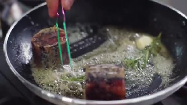 프라이팬에 쇠고기로 만든 요리를 준비하는 모습을 카메라에 담기 위해 부엌의 주방장 — 비디오