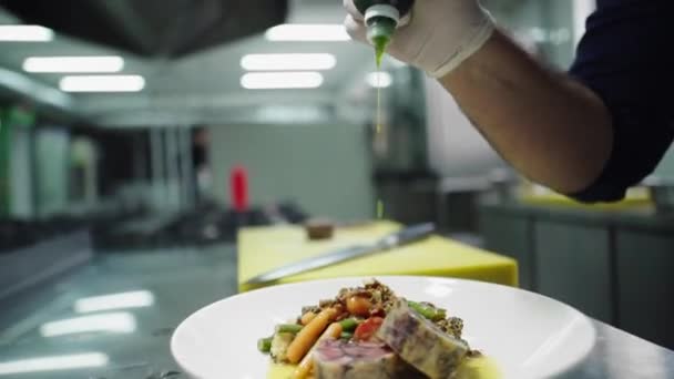 Главный шеф-повар ресторана заканчивает тарелку вкусной еды он положил некоторые специальные и секретные ингредиенты — стоковое видео