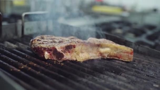 カメラの近くにおいしい牛のステーキは、メインシェフは、パンから離陸コック — ストック動画