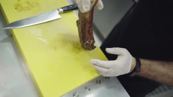 El chef del restaurante tomar un filete picado jugoso fresco y organizar en el plato junto con verduras — Vídeos de Stock