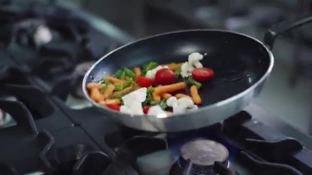 요리사가 워크에서 야채를 만드는 주요리인 식당 주방에서 준비하고 있는 간 이 요리 — 비디오