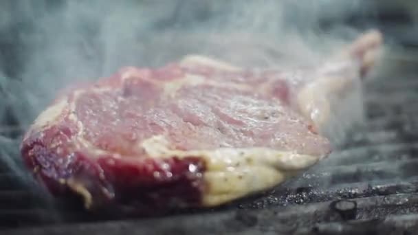 Magnífico bistec de res cocinado en la parrilla profesional en la cocina del restaurante — Vídeos de Stock