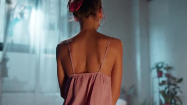 I et badeværelse unge kvinde tage hendes pyjama og blive klar til en spa tid i hendes bad – Stock-video