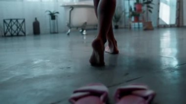 Kameranın önündeki kadın banyodaki pijamayı çıkar. Duş almaya hazırlanıyor.