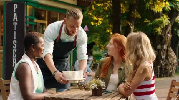 En medio del parque barista trae un poco de café para un grupo de amigos multirraciales damas que son felices y sonriendo a lo grande — Vídeos de Stock