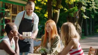 Yaz günü çok ırklı arkadaşlar grubu pastanede toplanıyor. Barista taze kahve getiriyor. Biraz kahve içip heyecanlanıyorlar.