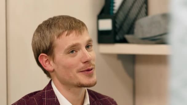 Happy and smiling large office manager man have a discussion with his colleague closeup to the camera — Stock Video