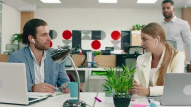Çalışkan bir erkek ve kadın laptoplarının başında birbirleriyle konuşuyorlardı. Çok çekici melez iş arkadaşları onları kontrol etmek için ortaya çıktı. İkisi de onunla konuşuyordu.