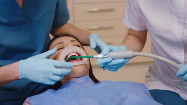 Paciente mulher na clínica odontológica fazer uma visita para verificar a saúde bucal dos dentes conceito de clínica odontológica e cuidados bucais — Vídeo de Stock