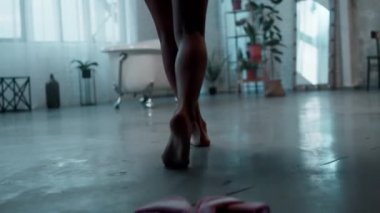 Büyümüş bitkilerle dolu köy banyosu. Banyoya hazırlan. Pijamasını çıkarıyor.