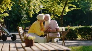 Mutlu aşıklar, yaşlı çiftler birbirlerine sarılıyorlar ve öpüşüyorlar. Birlikte harika hissediyorlar.