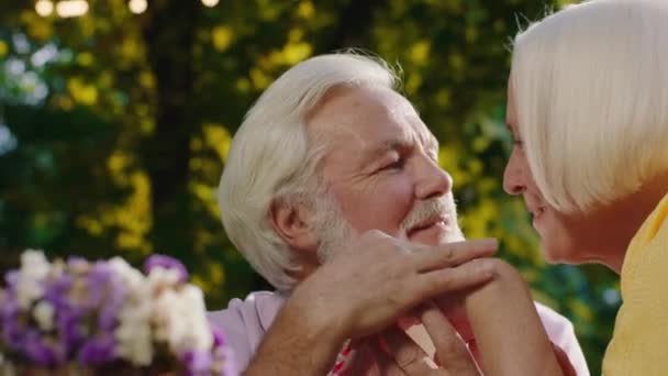Close-up naar de camera oud paar zeer romantisch hebben een mooie tijd samen knuffelen elkaar en bespreken mooie dingen — Stockvideo