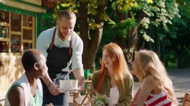 Çok kültürlü arkadaşlar. Çok karizmatik bayanlar. Pastanede iyi vakit geçirin.