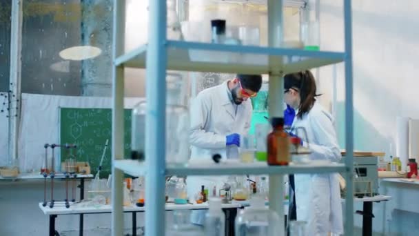 카리스마적 이고 여성 과학자들 과 전문가들은 함께 항 바이러스 백신 연구 결과를 분석하여 디지털 태블릿에 화학적 인 결과를 기록한다 — 비디오