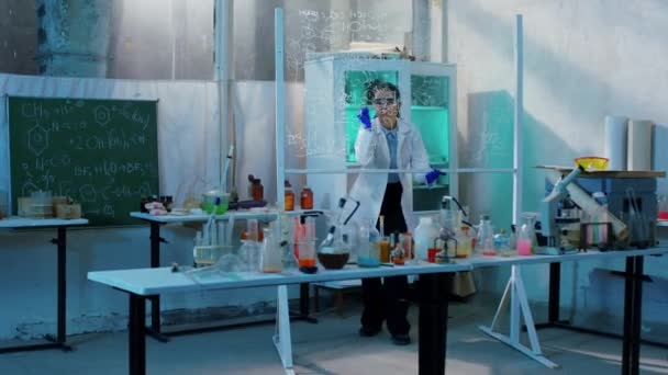 Kameranın önünde eczacılık laboratuarında çalışan güzel kadın eczacı cam tüpün içine kimyasal tozu karıştırdı. — Stok video