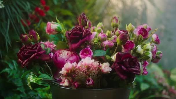Primo piano per la fotocamera bouquet di fiori diversi prendendo video in un grande negozio di fiori colori molto sorprendenti — Video Stock