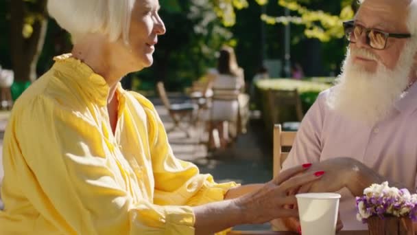 Прекрасна Старенька Пара Дуже Романтично Проводить Час Кафе Посеред Парку — стокове відео