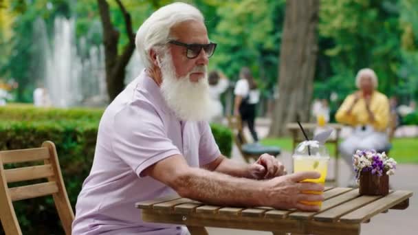 Het Café Midden Het Park Neemt Een Knappe Oude Man — Stockvideo