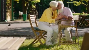 Kafedeki yaşlı çift çok romantik sürat yapıyor birbirlerine sarılıyor ve öpüşüyorlar. Birbirlerine aşık oluyorlar.