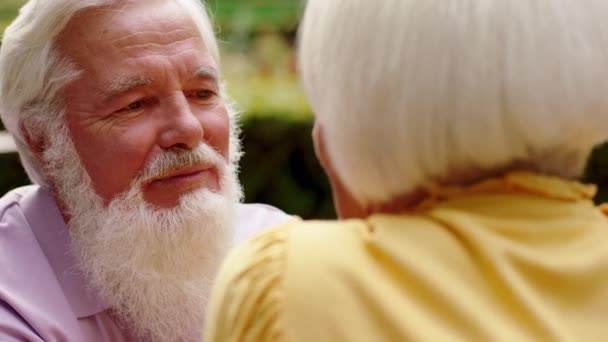 In het park bij cafe oud paar zeer romantische snelheid tijd close-up met de camera oude man glimlachen groot, terwijl zijn vrouw bespreken — Stockvideo