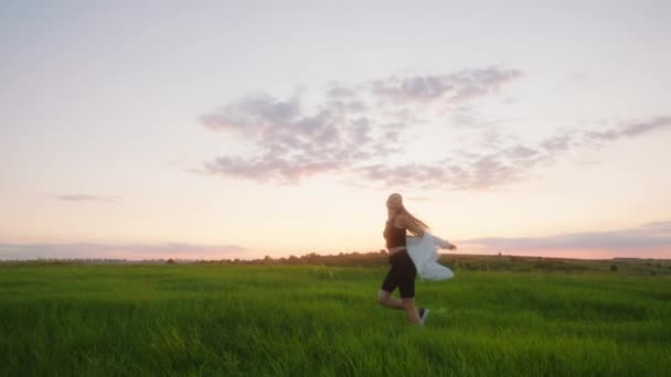 Bij zonsondergang jonge vrouw genieten van het moment bij zonsondergang in het midden van de natuur ze zijn zeer ontspannen in een goed humeur — Stockvideo