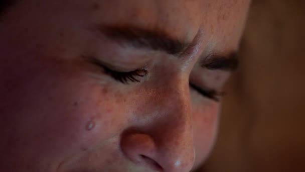 Retrato de uma senhora adolescente muito bonita ela chorando duro ter um humor deprimido — Vídeo de Stock