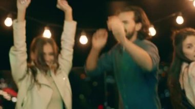Çok heyecanlı bir adam ve arkadaşları bir gece partisi veriyor. Dans ediyorlar ve terasın çatısında eğleniyorlar.