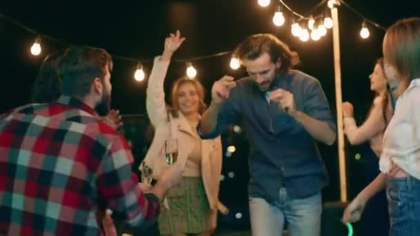 Hermoso grupo de jóvenes multiétnicos tienen un gran tiempo de fiesta bailando y sintiéndose bien en la azotea de la terraza — Vídeos de Stock