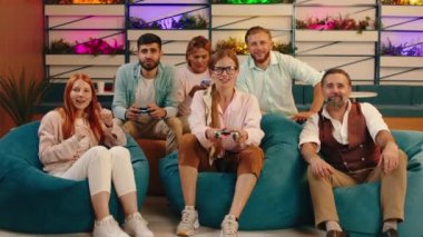 6 kişiden oluşan bir grup birbirlerinin şirketlerinden zevk alırken, 6 kişiden 2 'si video oyunlarında birbirlerine karşı oynuyor.