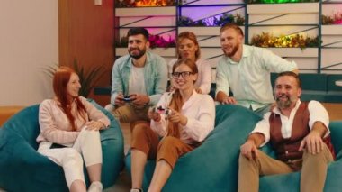 Küçük bir grup insan sıcak bir aydınlatma odasında oturmuş oyun oynarken çok keyifli hissediyorlar.