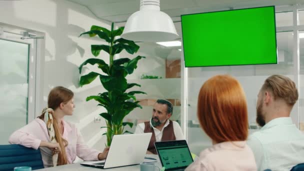 V pěkné velké kancelářské místnosti někteří lidé pořádají schůzi a diskutují o velmi důležitých věcech — Stock video