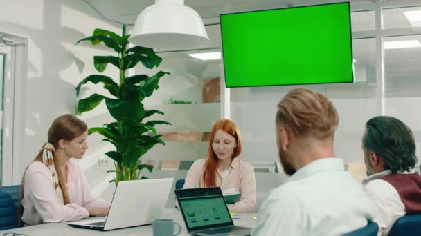 Un pequeño grupo de personas están hablando durante una reunión que se celebra en una oficina moderna de aspecto agradable. 4k — Vídeo de stock