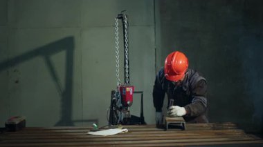 Endüstriyel fabrika demirciliğinde çekiçle büyük bir video çekiyor..