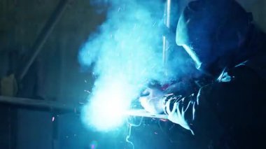 Metal işçiliği kavramı, metal kaynakçıyı koruyucu maske ve eldiven takarak metali kameraya yakın kaynaklamaya yarayan bir yayla çalıştırıyor. 4k