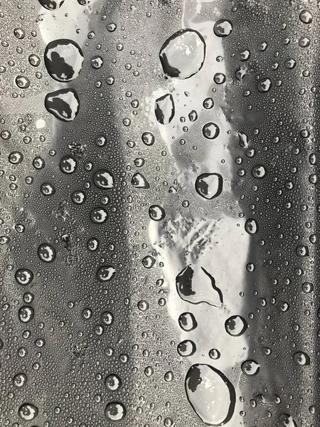 Gotas de água na superfície preta. Gotas de água macro. — Fotografia de Stock
