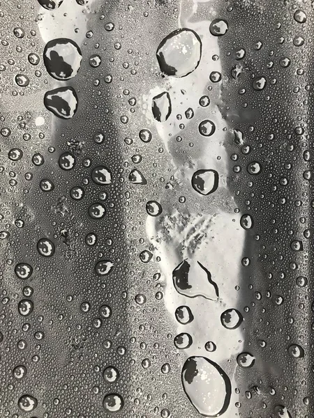 Gotas de agua en la superficie negra. Gotas de agua macro. —  Fotos de Stock