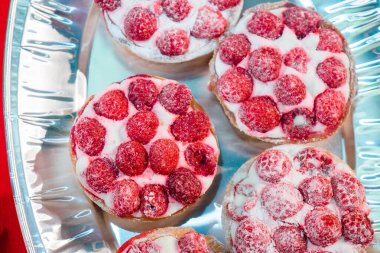 Tatma partisinde ahududulu lezzetli hamur işleri.