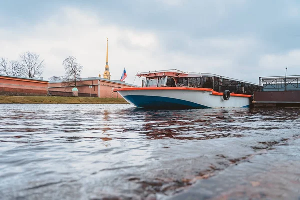 Лодка Пирсе Петропавловской Крепости Центре Санкт Петербурга — стоковое фото