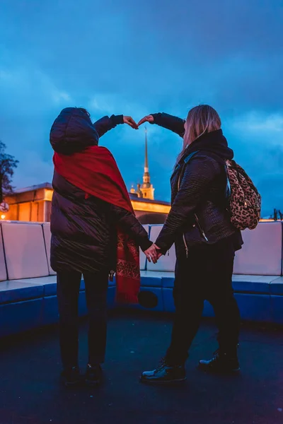 Две Девушки Своих Рук Формируют Сердце Вокруг Петропавловского Собора Стоящего — стоковое фото