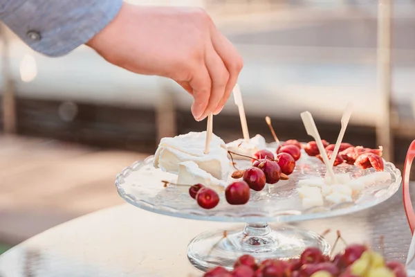 Mano Prende Una Tartina Con Formaggio Con Muffa Bianca Piatto — Foto Stock