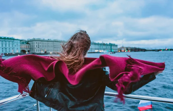상트페테르부르크 중심가에 네바강을 흐르는 갑판에서 소녀의 머리카락 스카프 — 스톡 사진