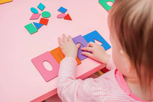 Niño Está Ocupado Con Una Tableta Usando Método Montessori Una —  Fotos de Stock